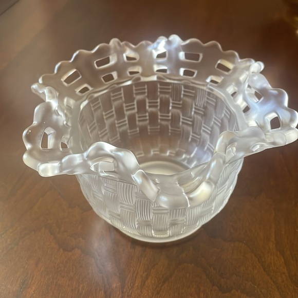 VTG Fenton Clear Satin Basket Weave Glass raffled Bowl - Picture 9 of 9